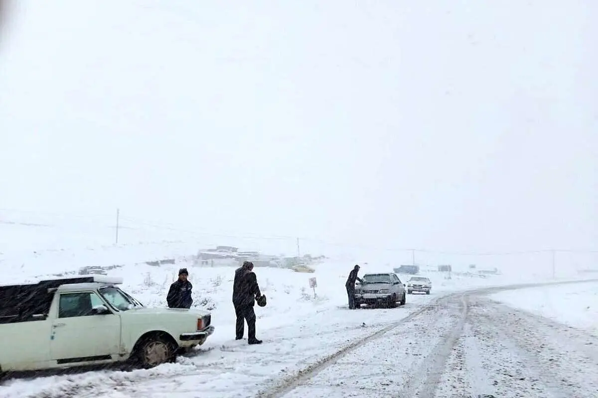 (ویدئو) گرفتار شدن خودروها در پی بارش برف و کولاک گردنه الماس