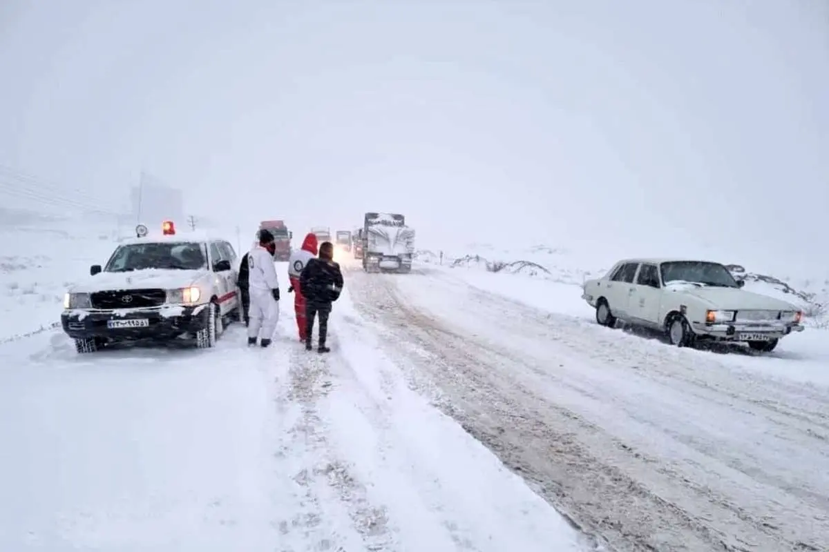 (ویدئو) گرفتار شدن خودرو‌ها در کولاک برف در جاده خلخال به اسالم
