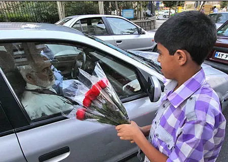 عکس> احمد توکلی و پسرک گل فروش