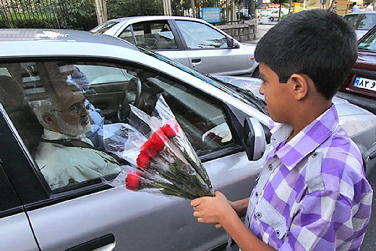 عکس> احمد توکلی و پسرک گل فروش