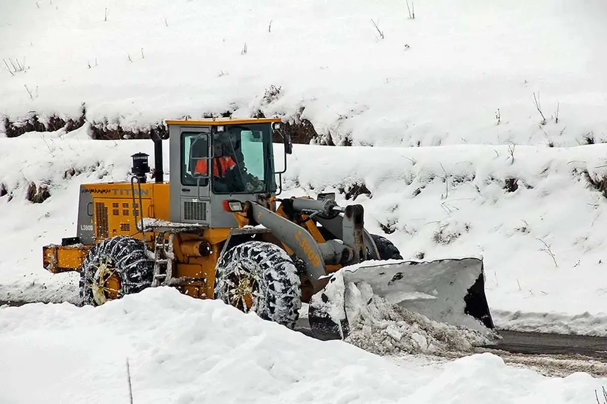 (ویدئو) لحظه سقوط یک لودر به داخل دره در مازندران