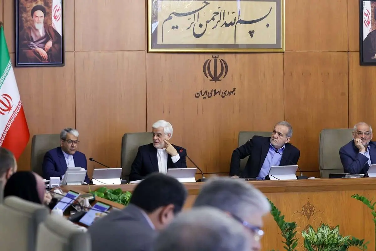 موضع جدید کیهان؛ حمله به دولت به جز پزشکیان!