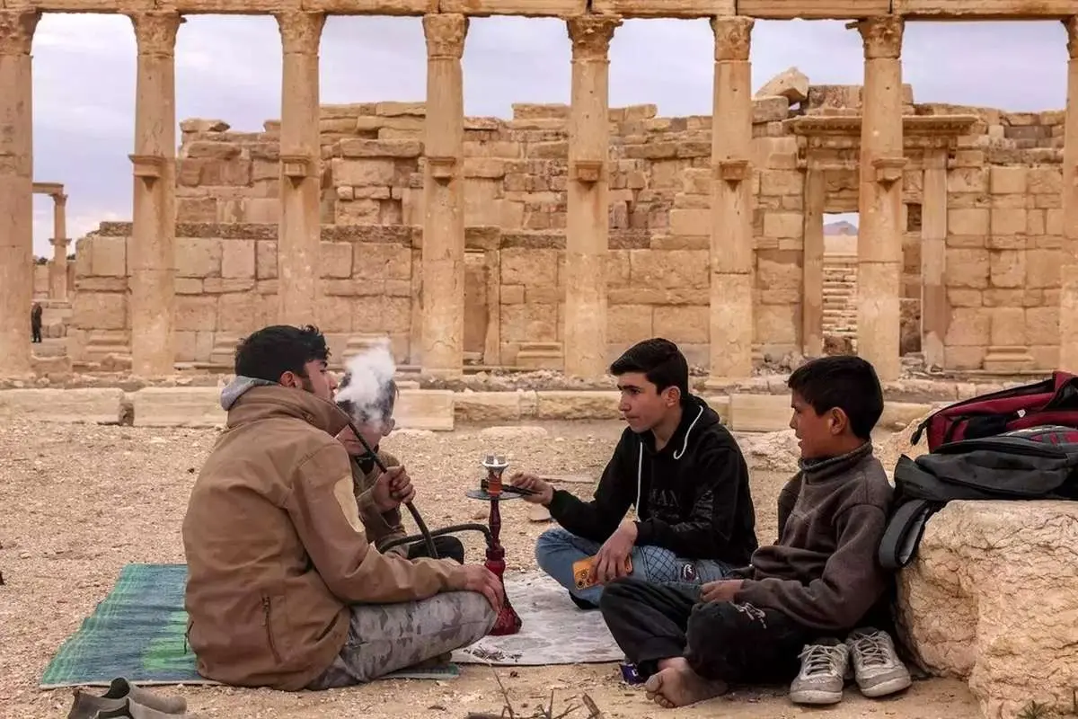 (ویدئو) پیک نیک و بساط قلیان کشی سوری‌ها در شهر باستانی پالمیرا