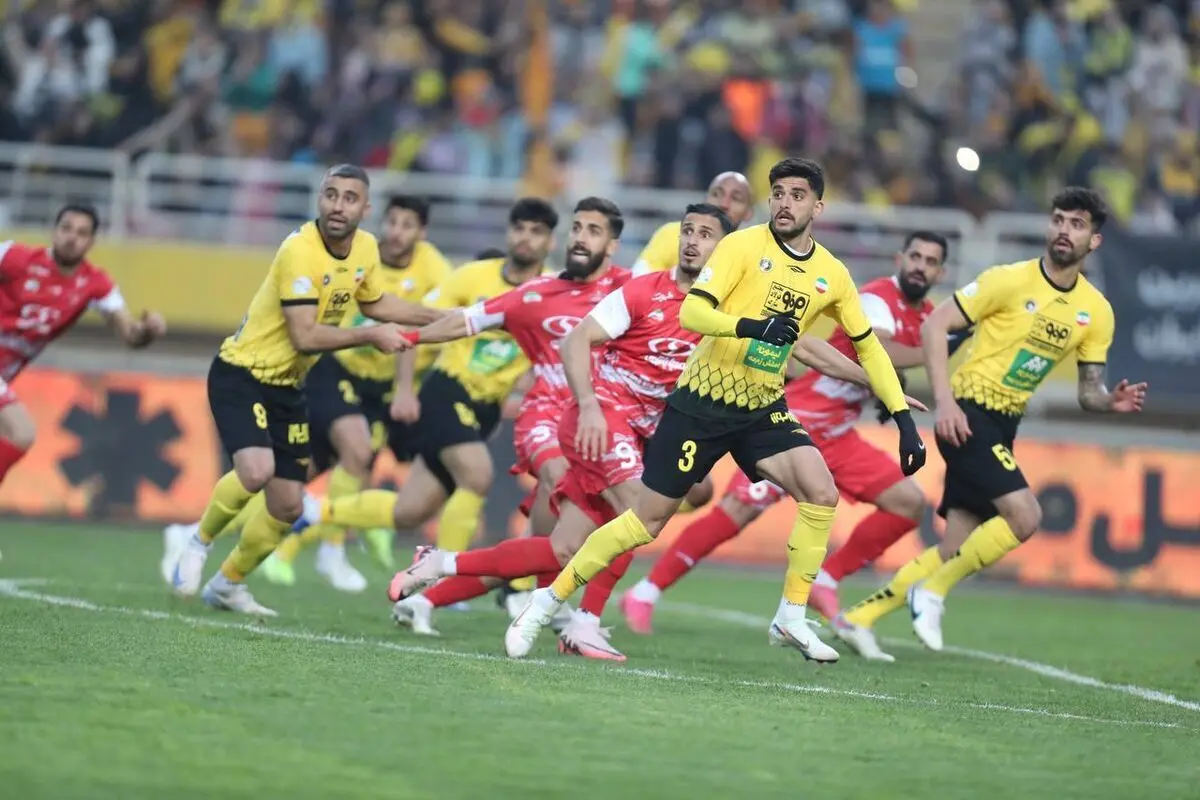 (ویدیو) ورود بازیکنان سپاهان و پرسپولیس به نقش جهان