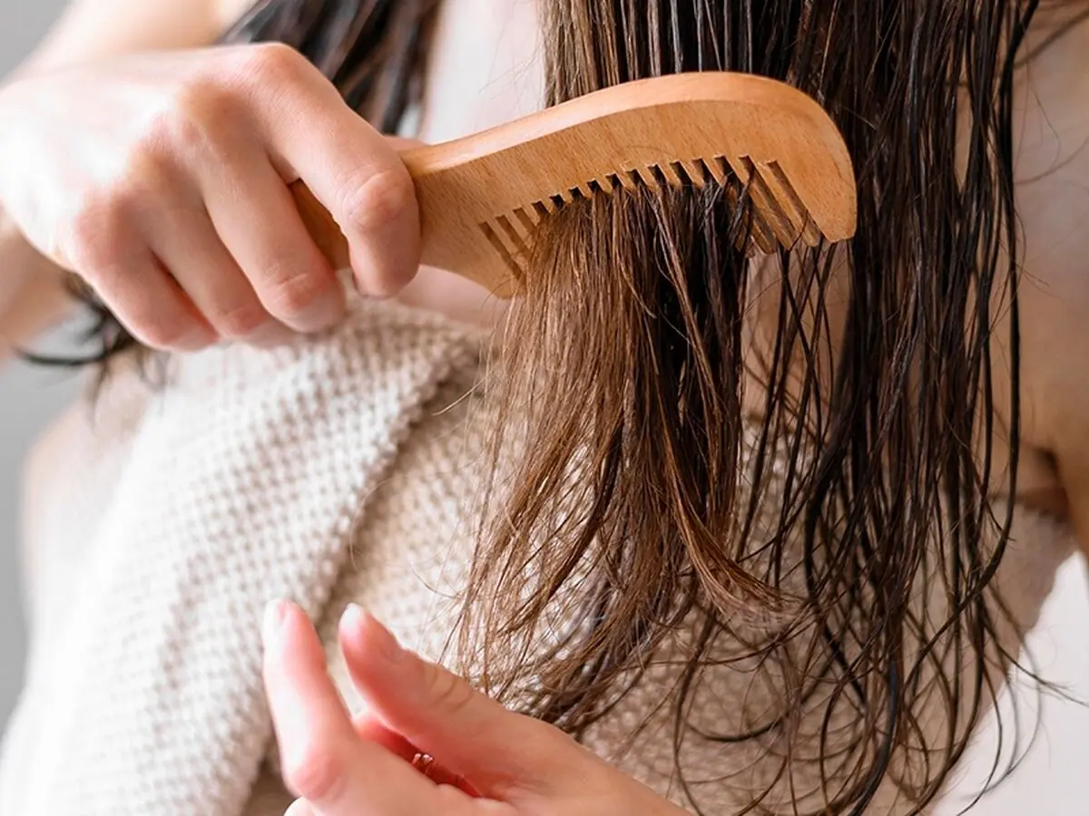 (ویدیو) شانه کردن مو‌های خیس؛ خوب یا بد؟