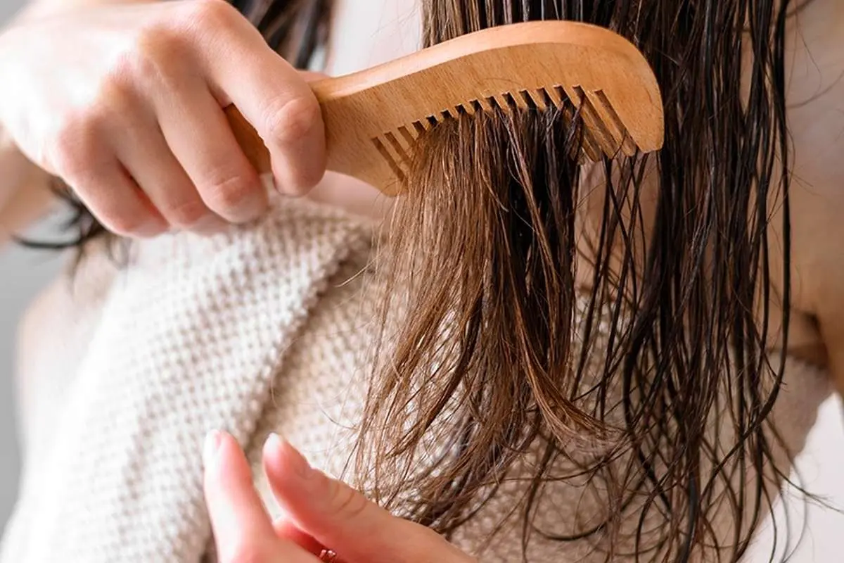 (ویدیو) شانه کردن موهای خیس؛ خوب یا بد؟