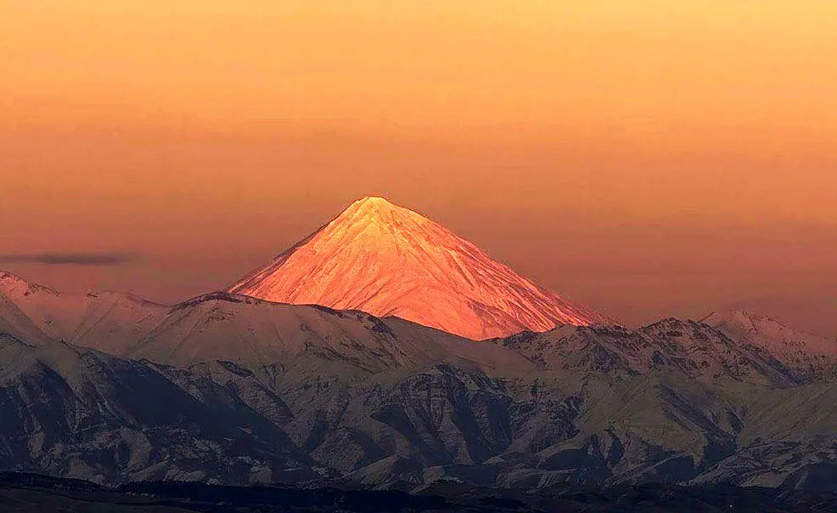 (عکس) آخرین پرتوهای غروب بر ﮐﻮه دماوند