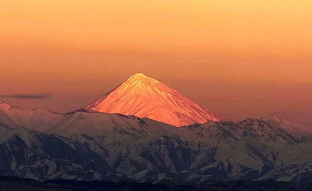 (عکس) آخرین پرتوهای غروب بر ﮐﻮه دماوند