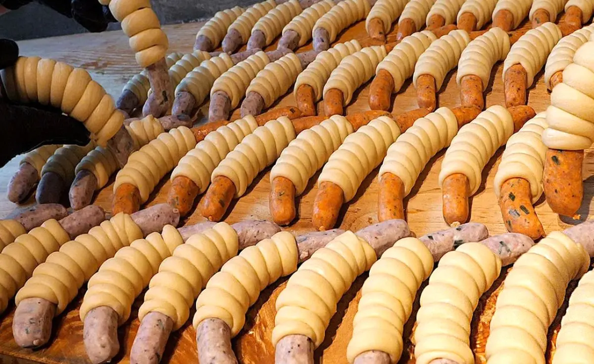 (ویدئو)  پخت یک غذای متفاوت با خمیر و هات داگ در کره جنوبی