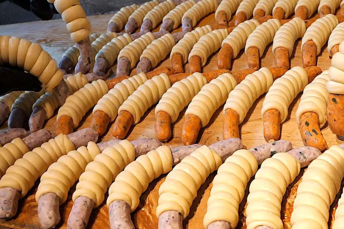 (ویدئو)  پخت یک غذای متفاوت با خمیر و هات داگ در کره جنوبی