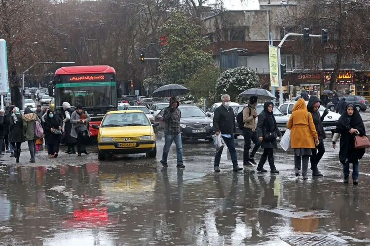 دمای هوا سه درجه کاهش مییابد؛ برف و باران در راه تهران