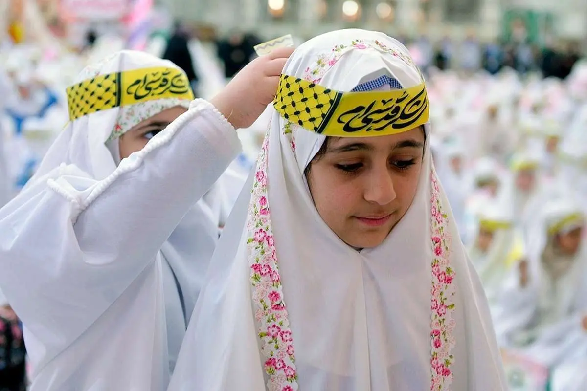 (تصاویر) مراسم جشن تکلیف دانش آموزان دختر در حرم امام خمینی