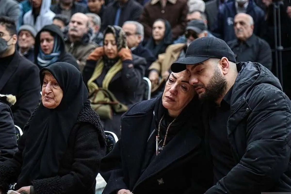 ویدئویی سوزناک از همسر زنده‌یاد منوچهر والی‌زاده در مراسم تشییع