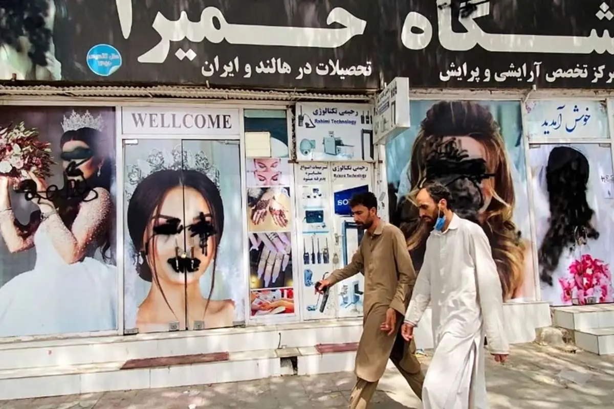 (ویدئو) بازرسی خانه به خانه طالبان برای کشف آرایشگاههای خانگی