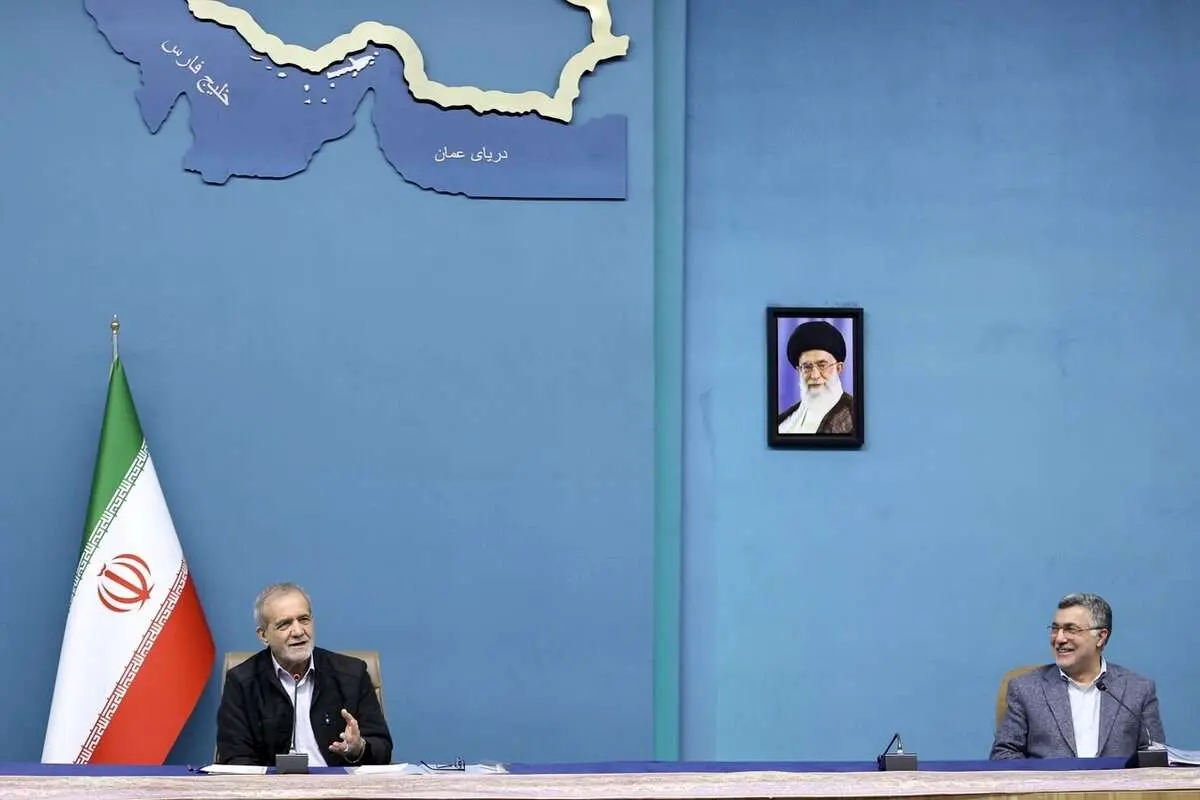 (تصاویر) روز پرکار رئیسجمهور؛ حضور چهرههای نظامی در جلسه امروز
