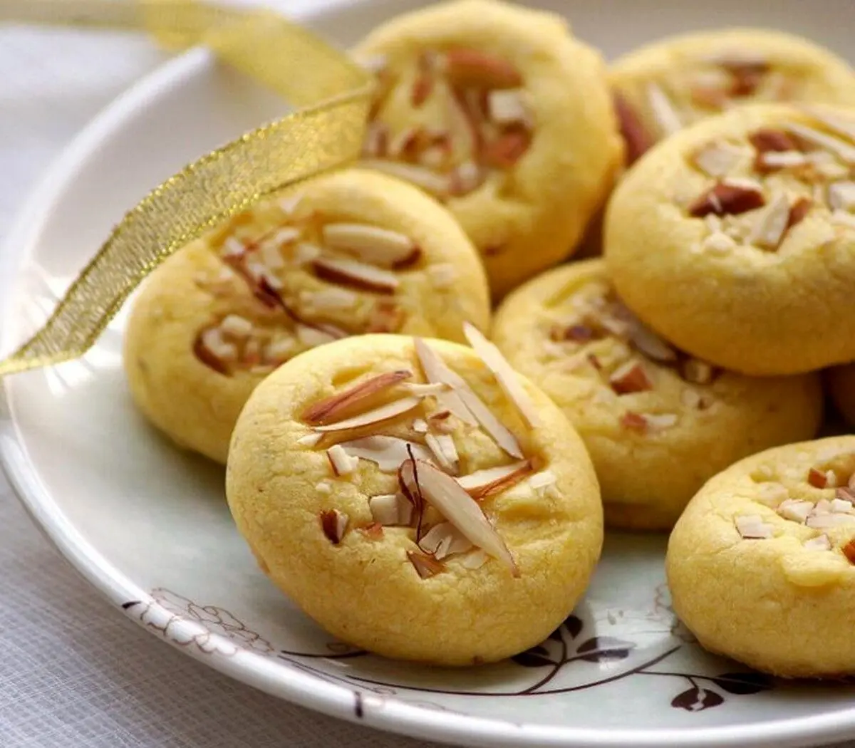 شیرینی پزی مخصوص عید ۱۴۰۴؛ طرز تهیه شیرینی سه آرد زعفرانی