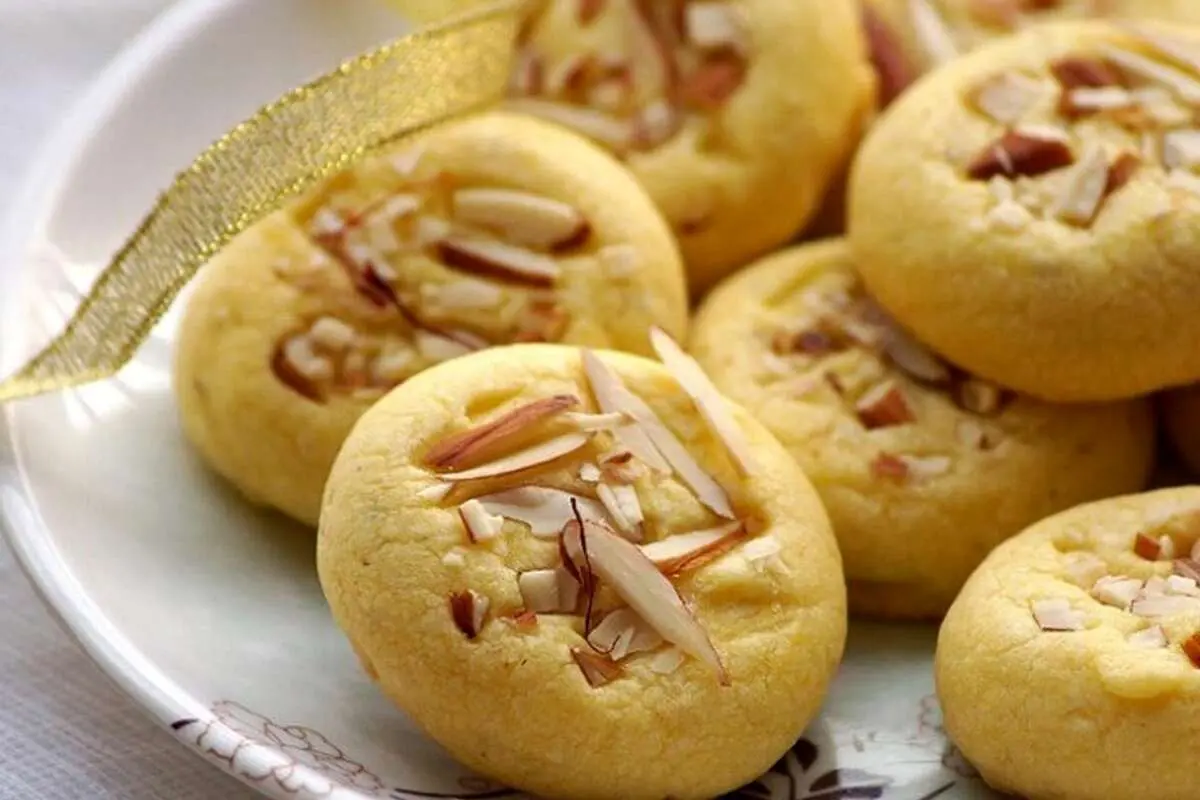 شیرینی پزی مخصوص عید ۱۴۰۴؛ طرز تهیه شیرینی سه آرد زعفرانی