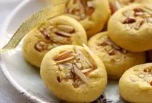 شیرینی پزی مخصوص عید ۱۴۰۴؛ طرز تهیه شیرینی سه آرد زعفرانی