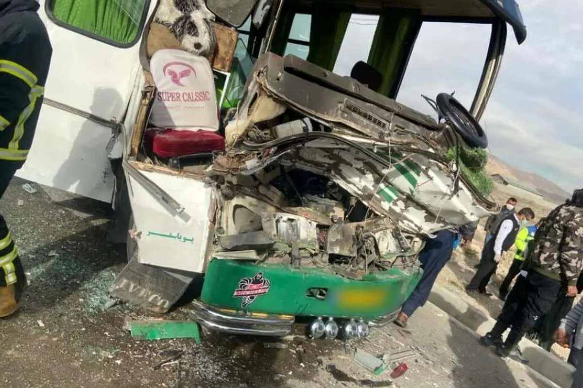 برخورد مینیبوس با گارد ریل؛ ۱۱ کارگر مصدوم شدند