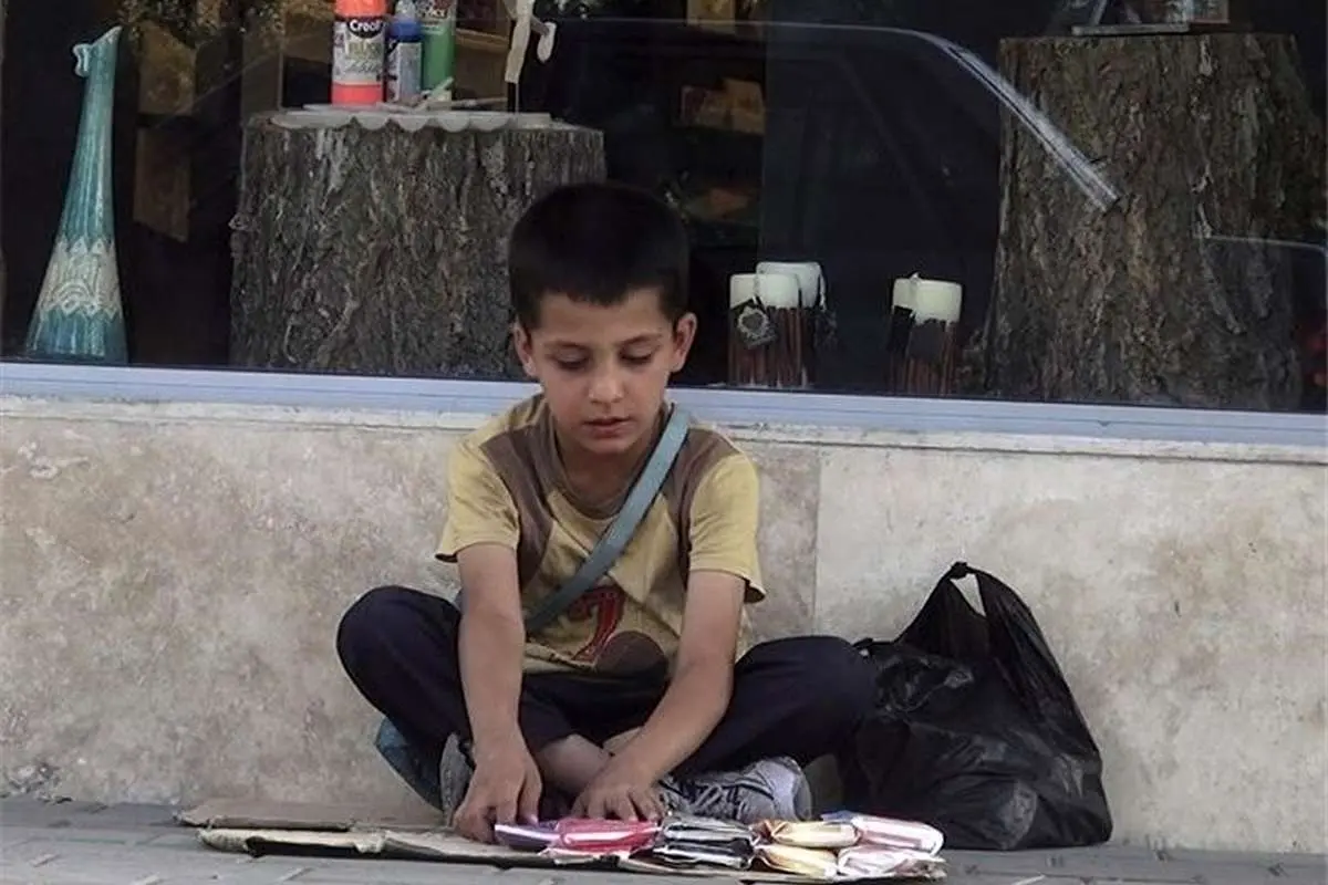(ویدئو) نماز خواندن کودک کار در خیابان