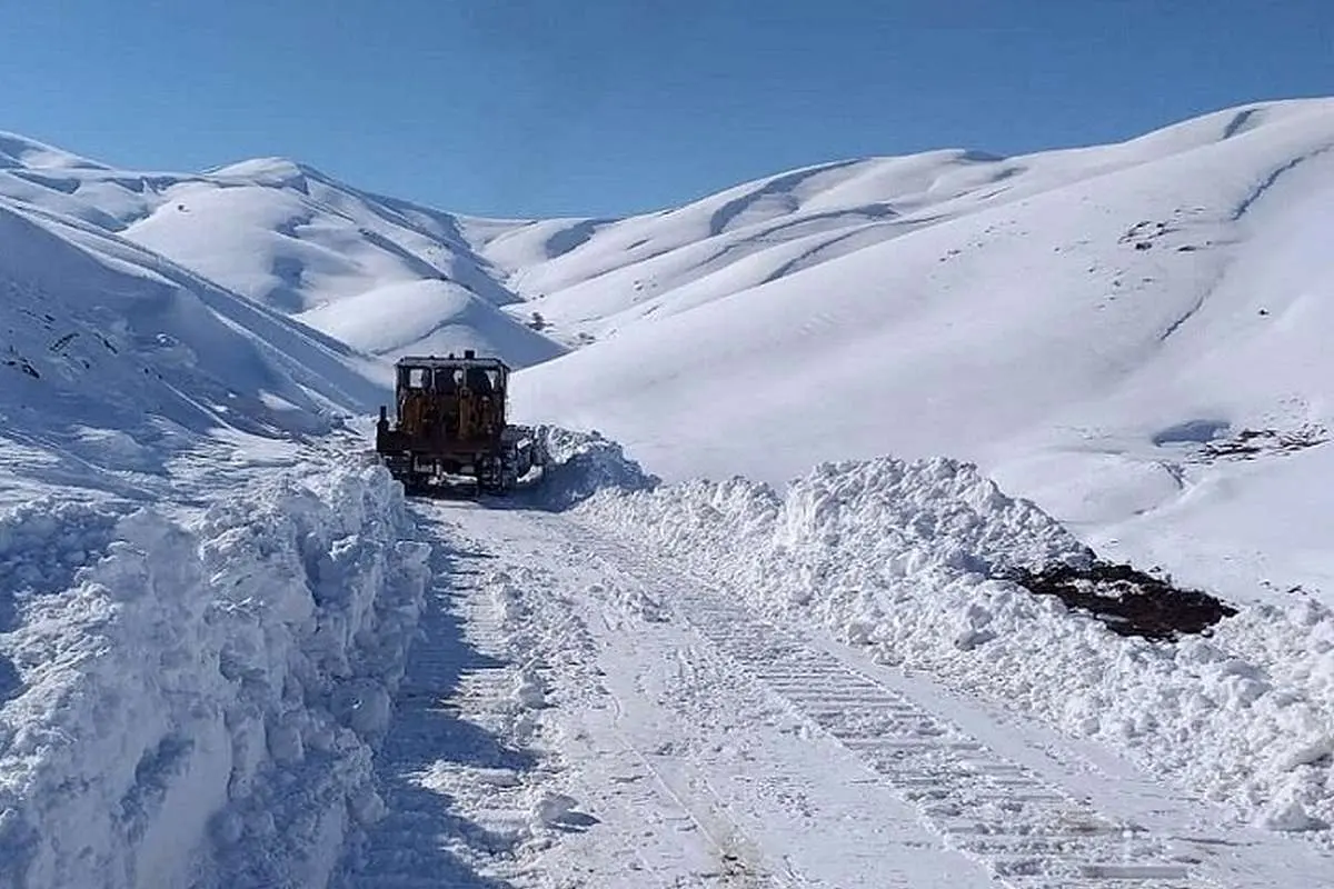 به دلیل کولاک و ریزش بهمن؛ محور اسالم - خلخال مسدود شد