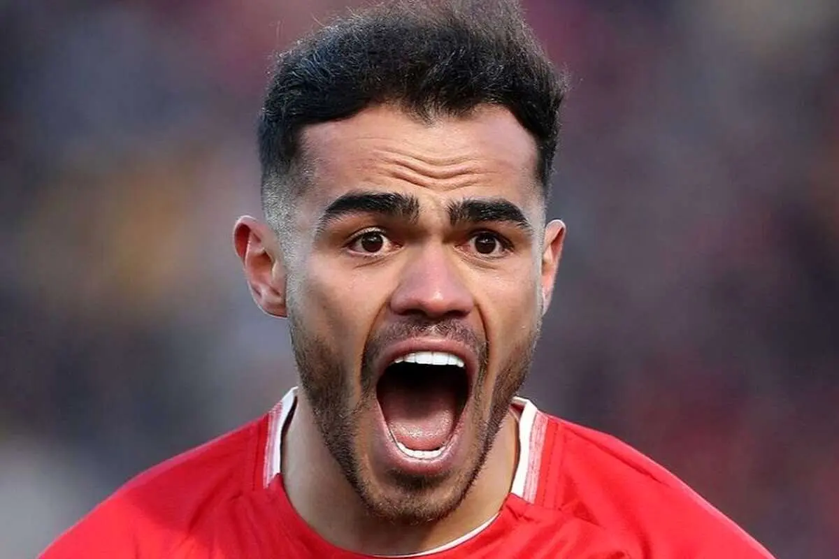 کلاه گشاد اورونوف بر سر پرسپولیس