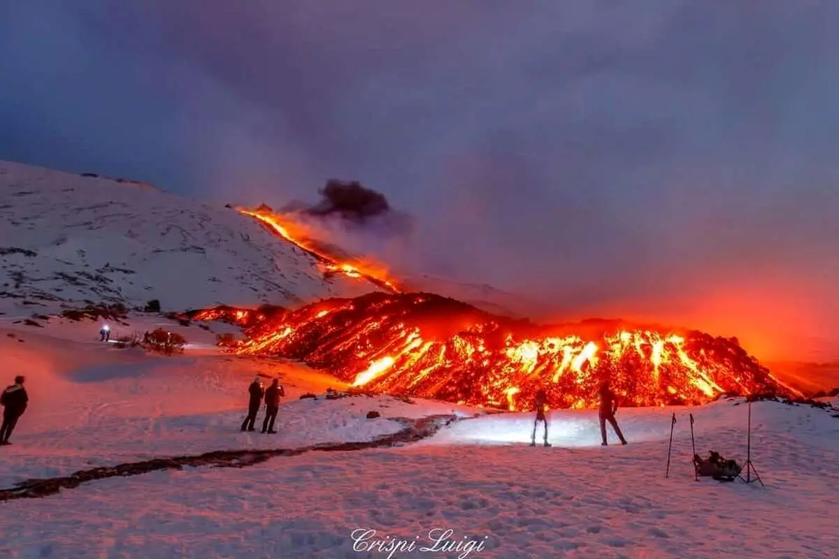(ویدئو) گردشگران بیاحتیاط در آتشفشان اتنا