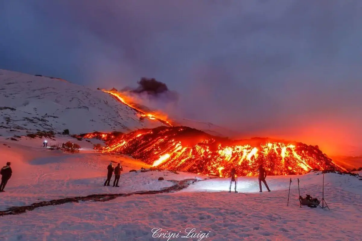 (ویدئو) گردشگران بی‌احتیاط در آتشفشان اتنا