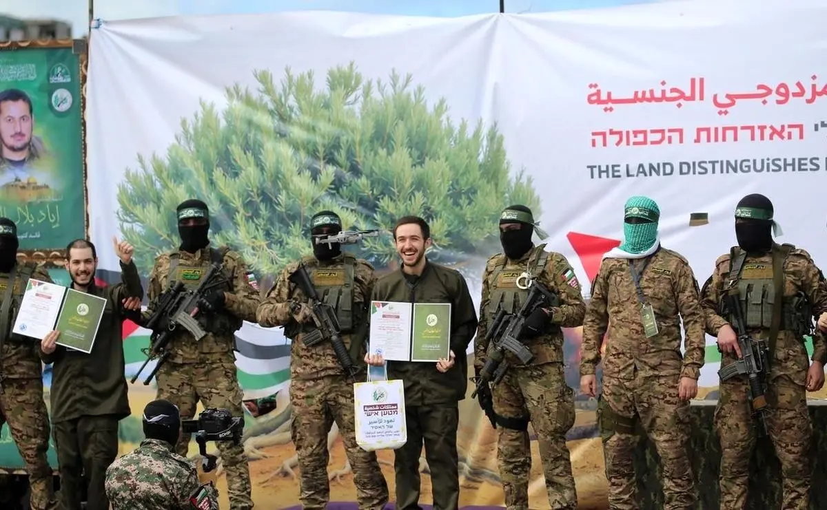 (ویدئو) خوش و بش عجیب گروگان اسرائیلی با مبارز قسام