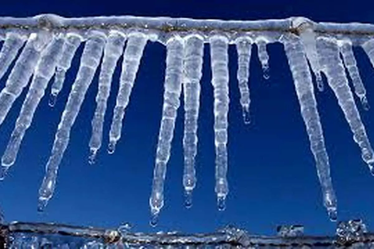 (نصویر) قندیل یخی ۶ متری در مرند