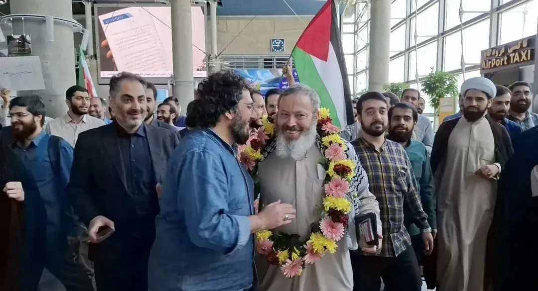 ستون طنز «عینک دودی»؛ ماجرای یکی از علما که بسیار متواضع بود!