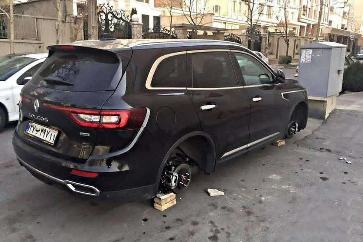 (ویدیو) سرقت لاستیک خودرو در مرزداران در کمال آرامش!