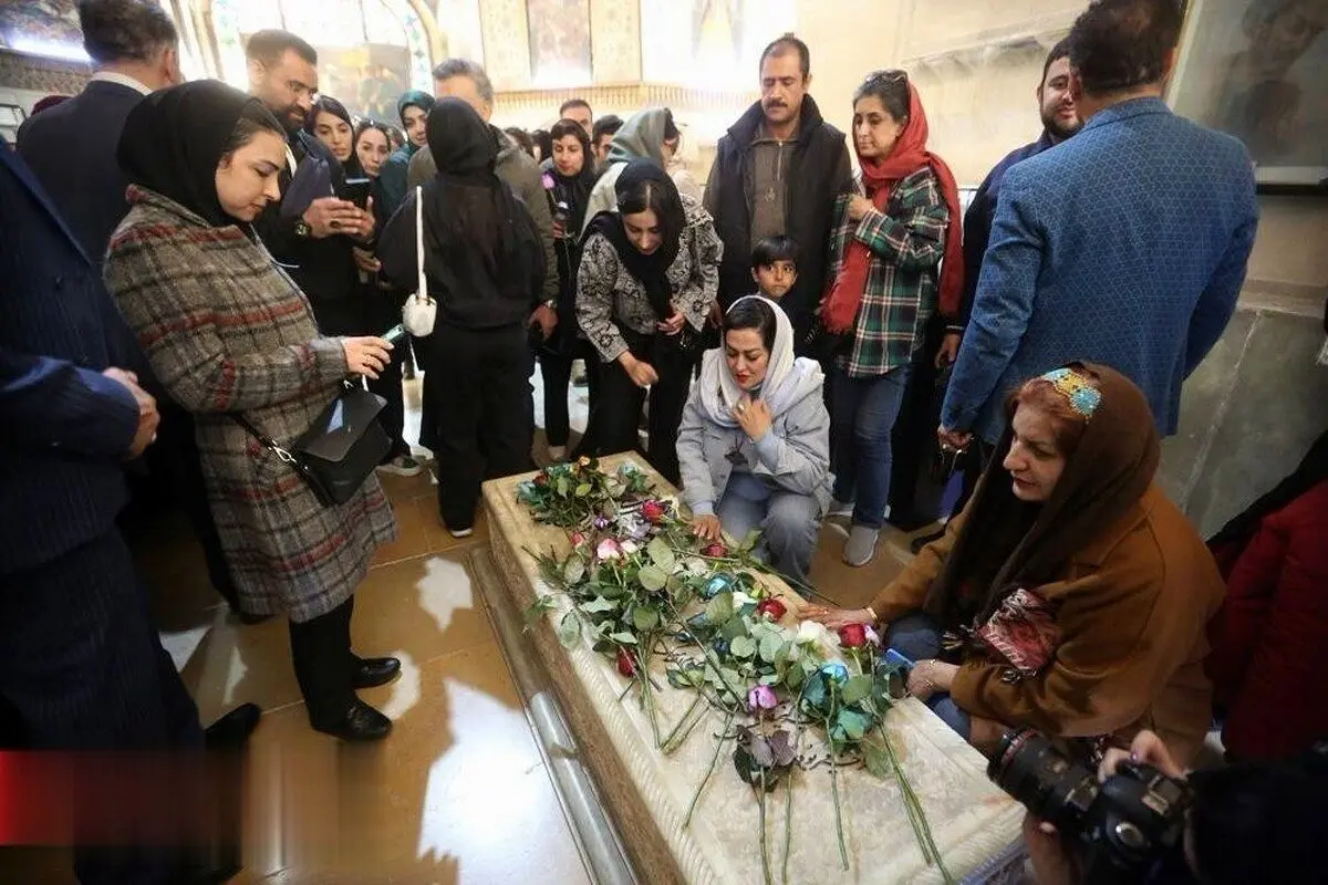 (تصاویر) گلباران آرامگاه کریم خان زند
