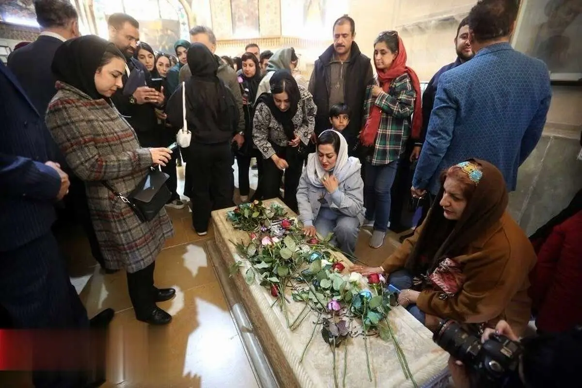 (تصاویر) گلباران آرامگاه کریم خان زند