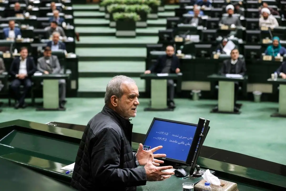 پزشکیان در دفاع از همتی: شرایط جنگی است؛ مگر میشود در ۶ ماه معجزه کرد؟