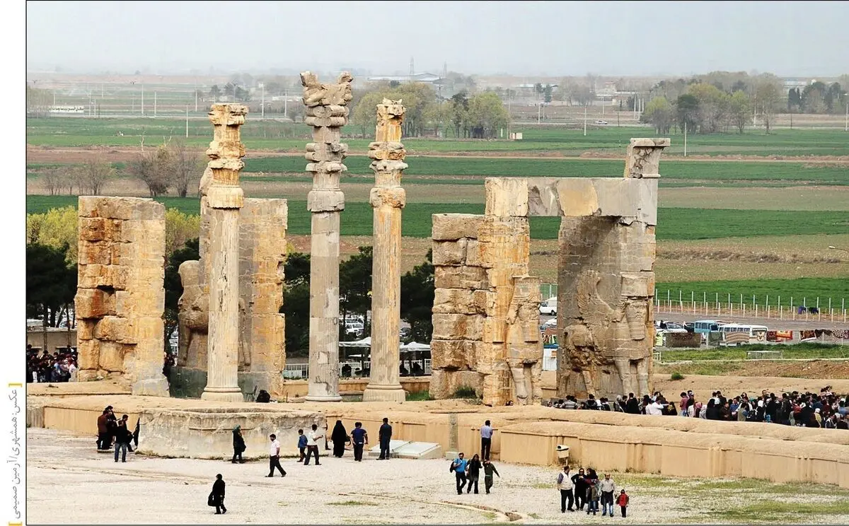 (ویدئو) اقدام تحسین برانگیز ۳۰۰ دانش‌آموز در تخت جمشید