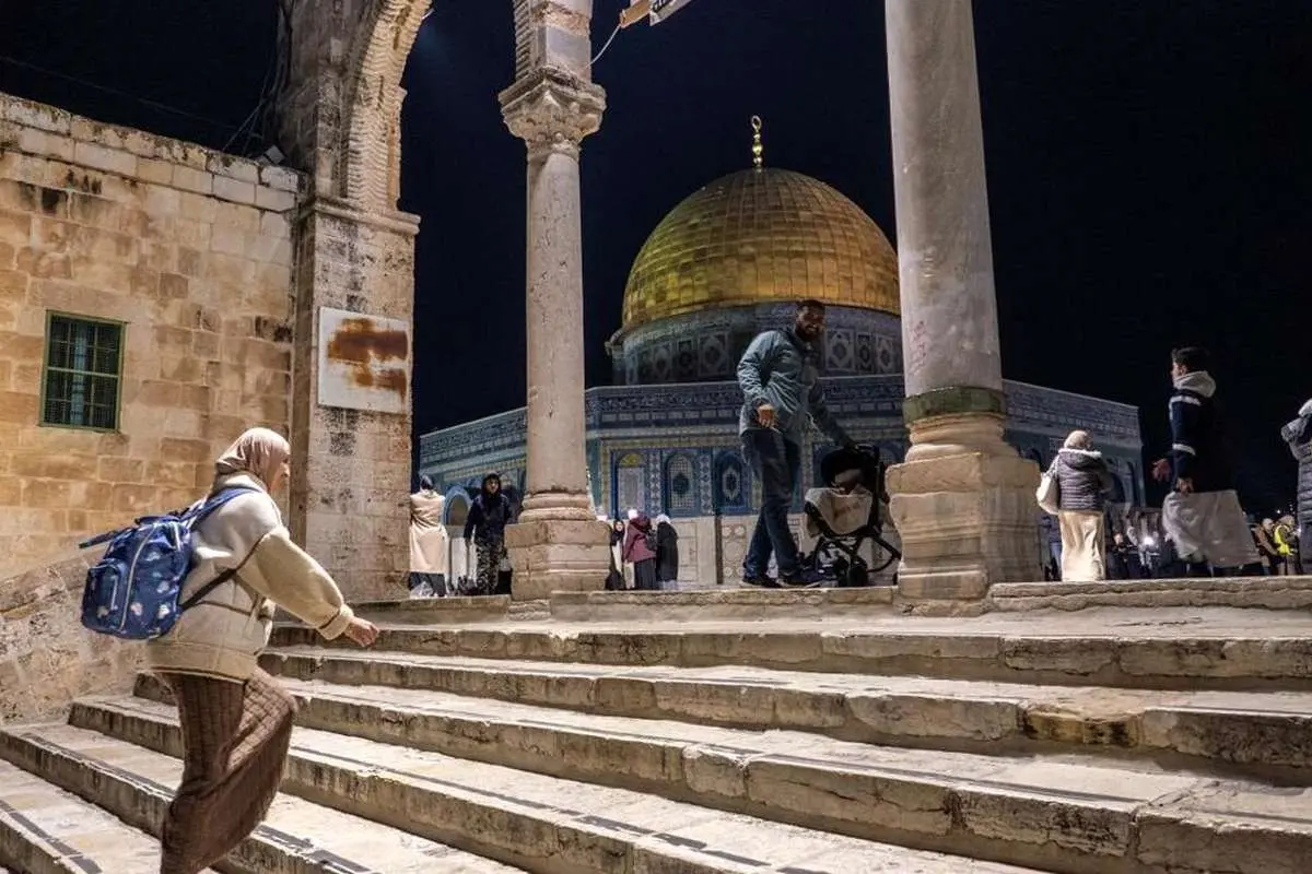 (تصاویر) ۷۰ هزار نمازگزار فلسطینی در مسجد الاقصی