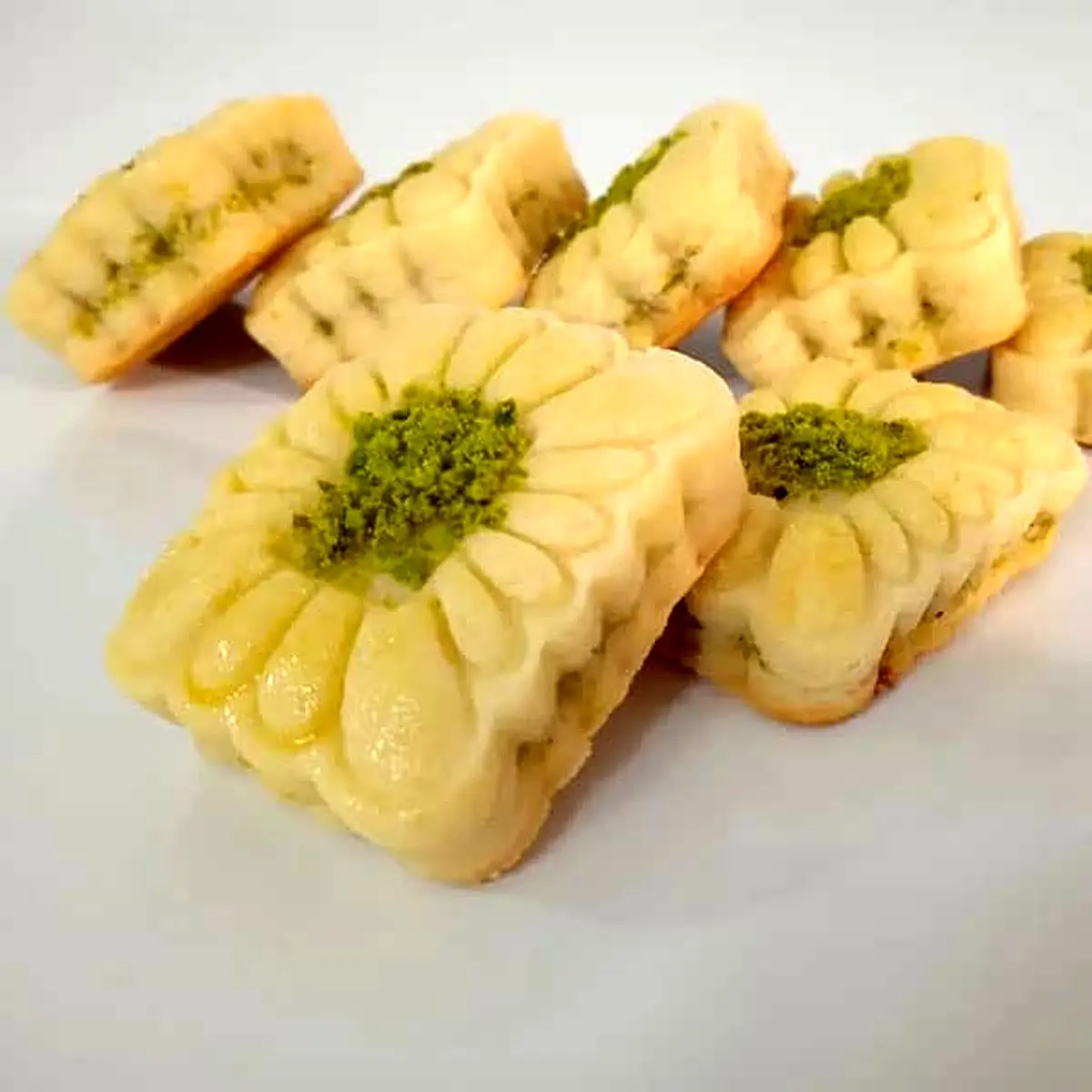 شیرینی پزی مخصوص عید ۱۴۰۴؛ طرز تهیه شیرینی کره‌ای مغزدار