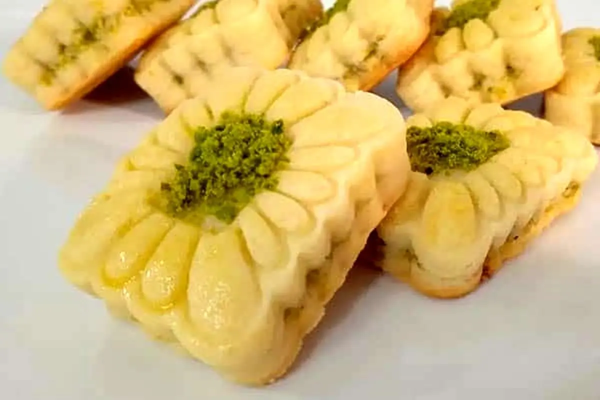 شیرینی پزی مخصوص عید ۱۴۰۴؛ طرز تهیه شیرینی کرهای مغزدار