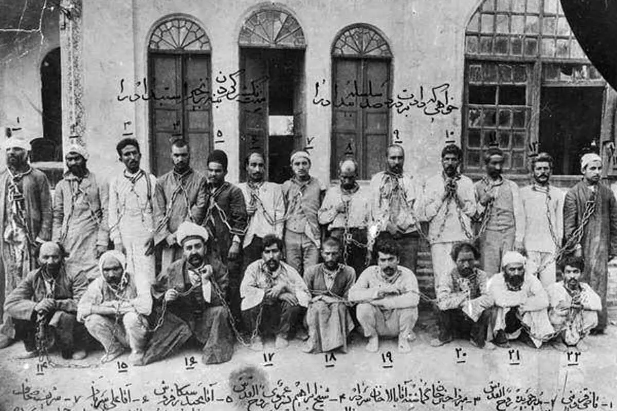 عکس یادگاری زندانی‌ها و زندانبان‌ها در دوران قاجار