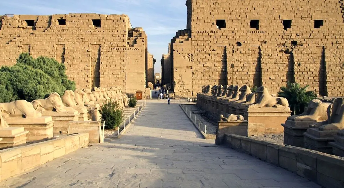 کشف گنجینۀ مجسمه‌های طلایی مصر باستان در یک کوزۀ شکسته
