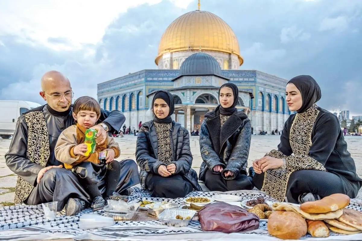 (تصاویر) افطار در مسجد الاقصی