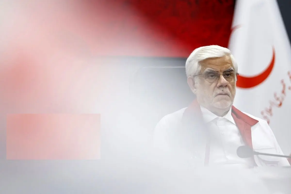 (عکس) عارف لباس هلال احمر به تن کرد