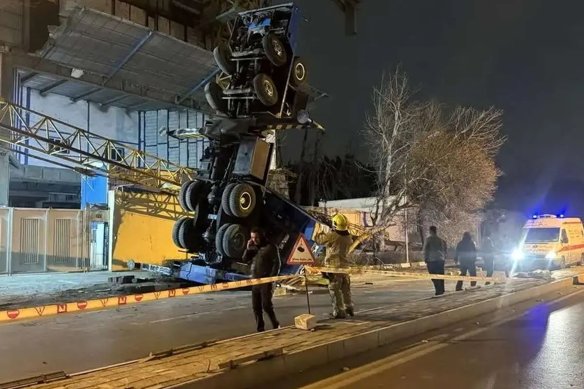 سقوط جرثقیل در مشهد؛ یک کارگر مصدوم شد