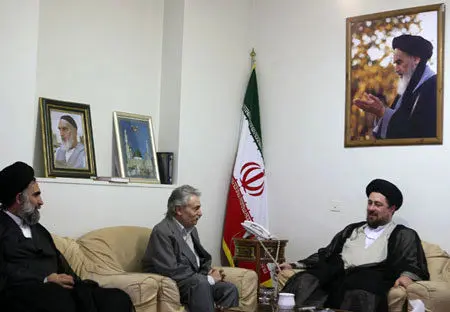 عکس> اهدای اثر هنرمند بزرگ به حسن‌خمینی