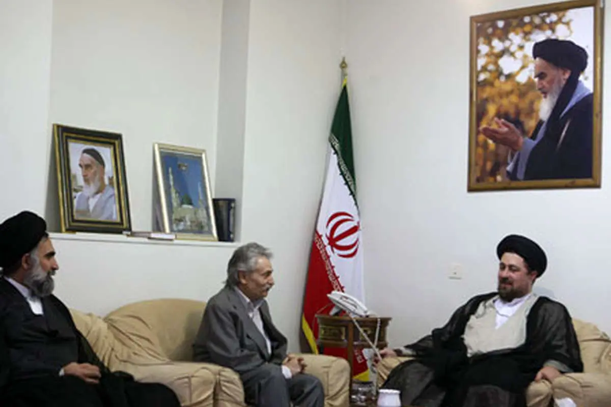 عکس> اهدای اثر هنرمند بزرگ به حسنخمینی