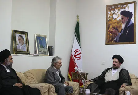 عکس> اهدای اثر هنرمند بزرگ به حسن‌خمینی