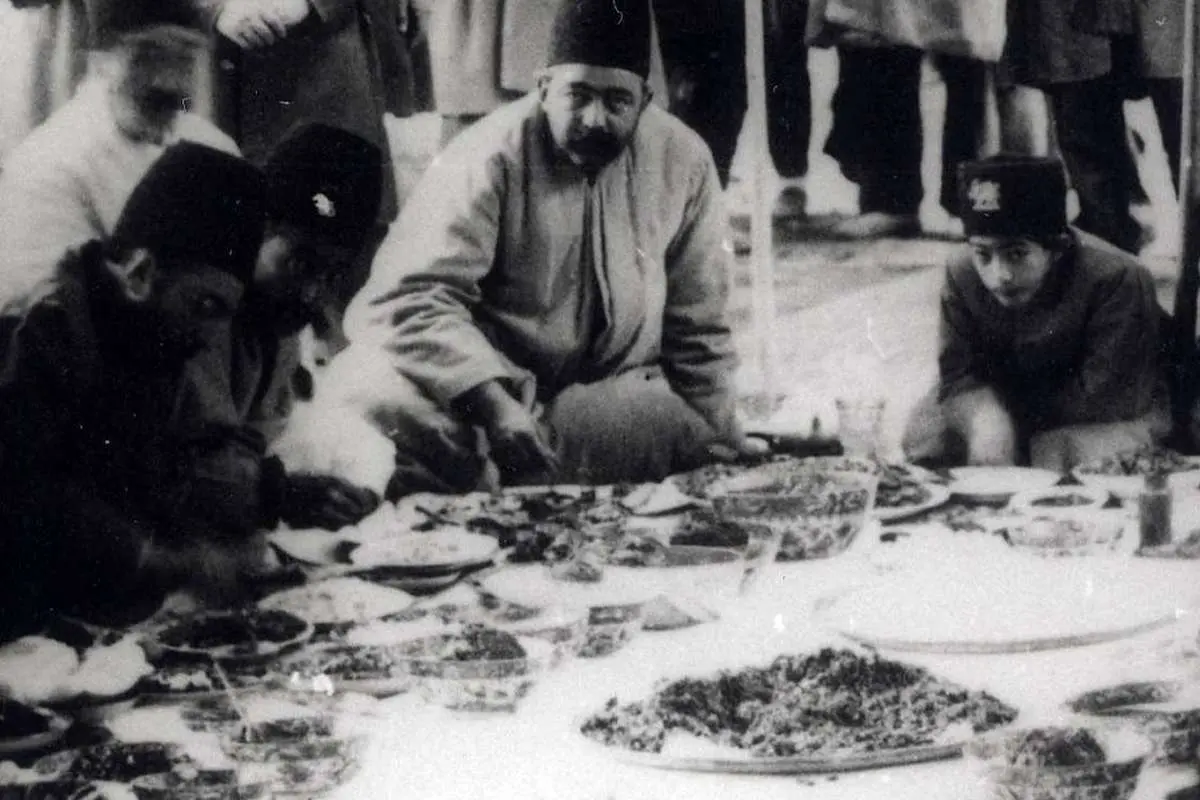 تصاویری از تقسیم پول در آبدارخانۀ مبارکه تا پلوخوری در باغهای سرخهحصار