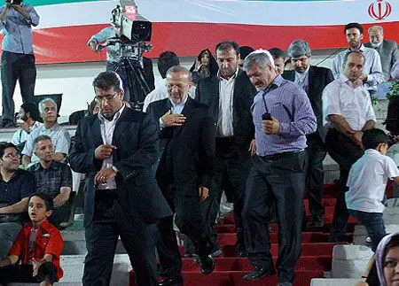 عکس> منوچهرمتکی در حال قرعه‌کشی