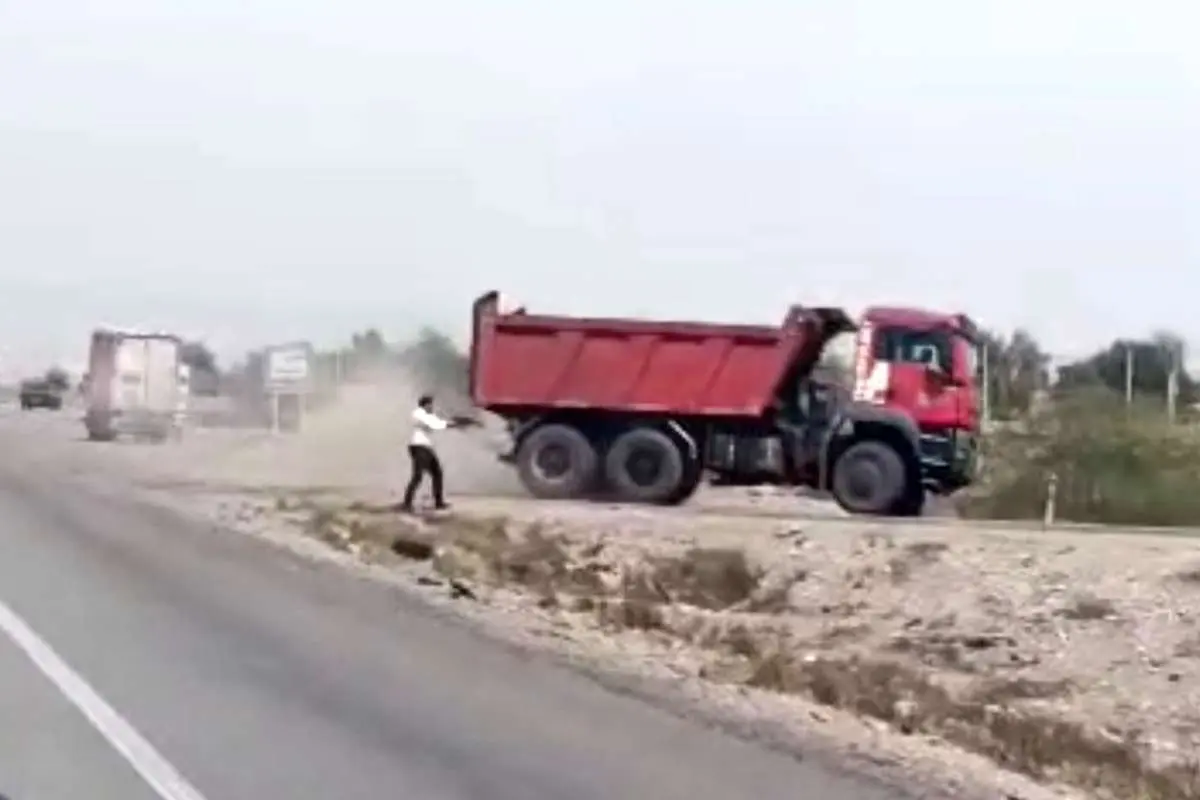 (ویدئو) توقف کامیون سرقتی در هرمزگان با شلیک پلیس